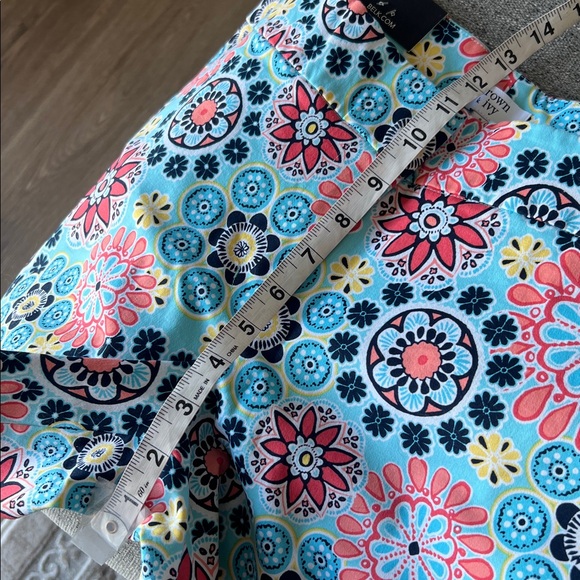 Crown and Ivy blue floral shorts scalloped hem front and back pockets size 8 - Picture 9 of 10